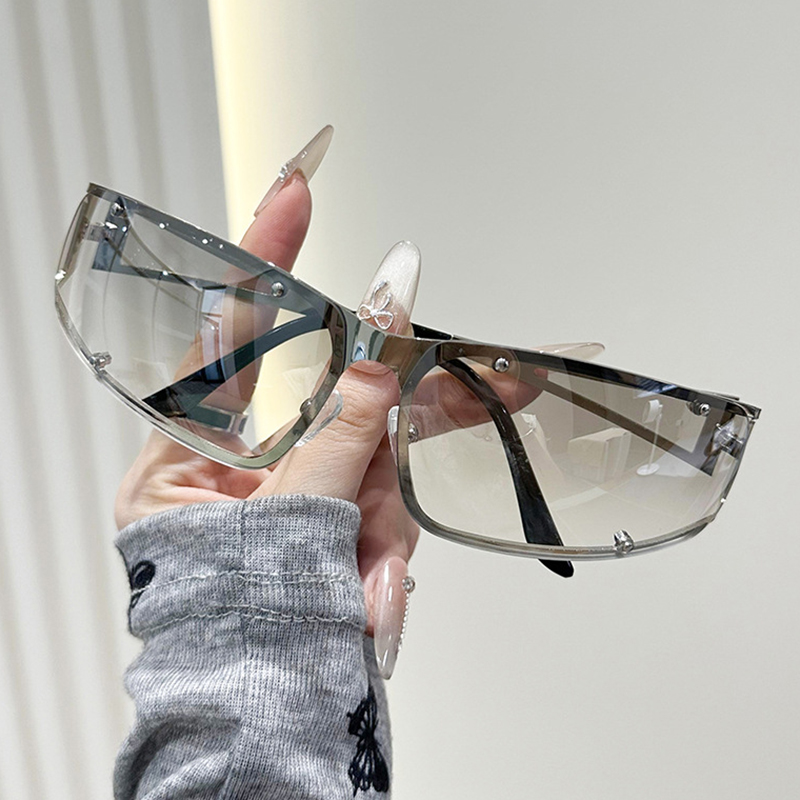 Street Fashion Photo - Gafas de sol huecas a la