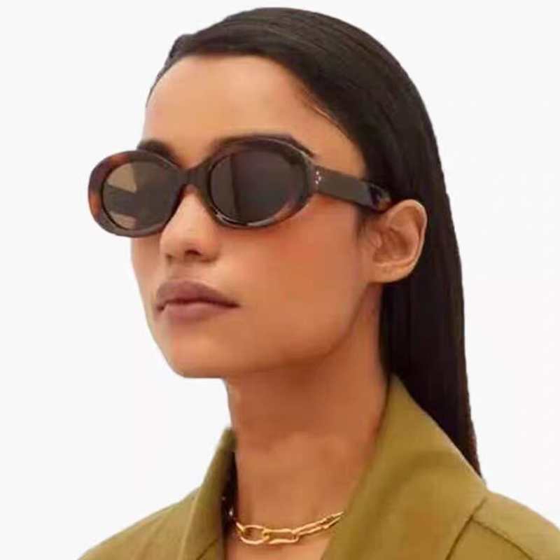Street Fashion Photo - Gafas de sol versátiles a la