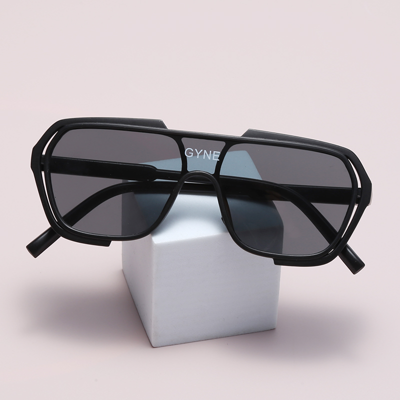 Street Fashion Photo - Nuevo marco de protección solar, gafas
